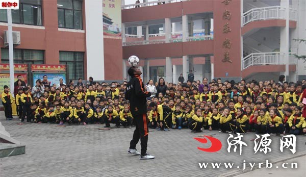 黄河路小学联合恒大皇马足球队成立青少年足球