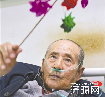 成都风车爷爷助学 视力减退欲转行捏泥人助人