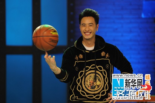 潘玮柏惊艳反串花旦 搞怪演绎 滑板鞋 秀球技 -