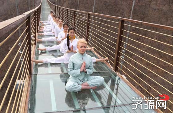 中外美女百米高空玻璃桥练瑜伽 - 综合频道 - 济