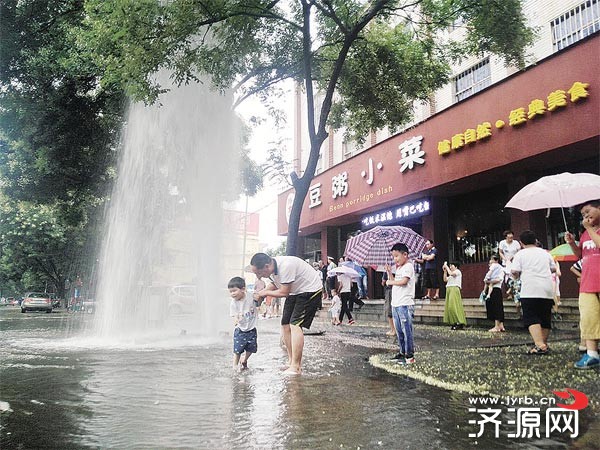 推车撞坏消防栓 水流喷出5米高 - 济源广角 - 济