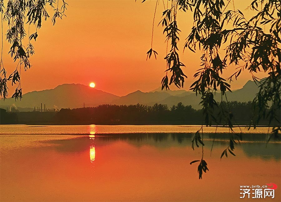 雾霭腾腾的人间仙境;也有霞光万丈,夕阳绚烂的如诗美景……走进山水