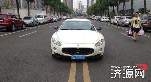 无节操白富美 竟把百万豪车车停路中双黄线上