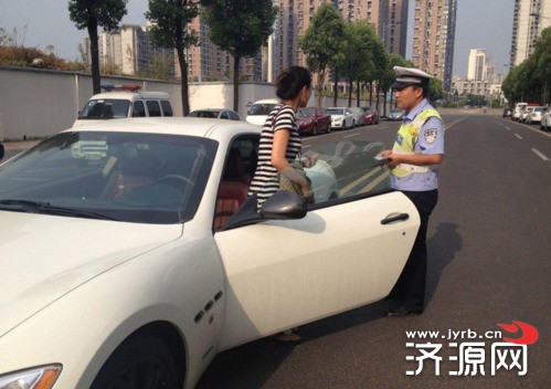 无节操白富美 竟把百万豪车车停路中双黄线上