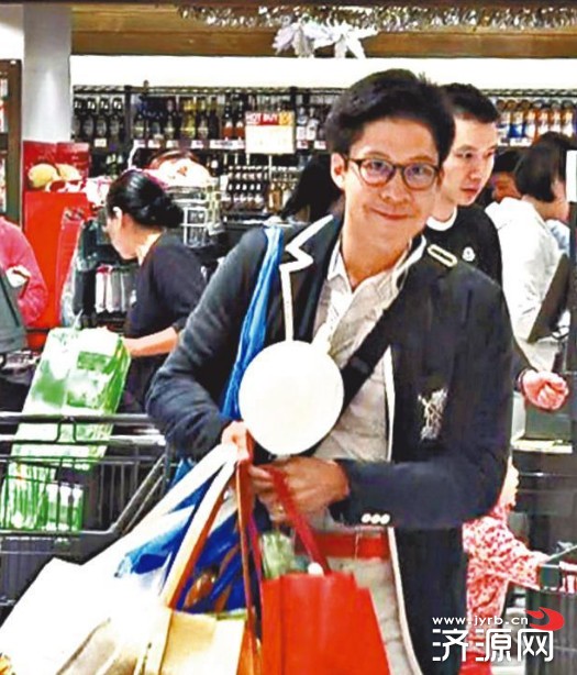 四个孩子的妈妈去超市买零食 094509kx4d3l0kdsd3cbd4.jpg