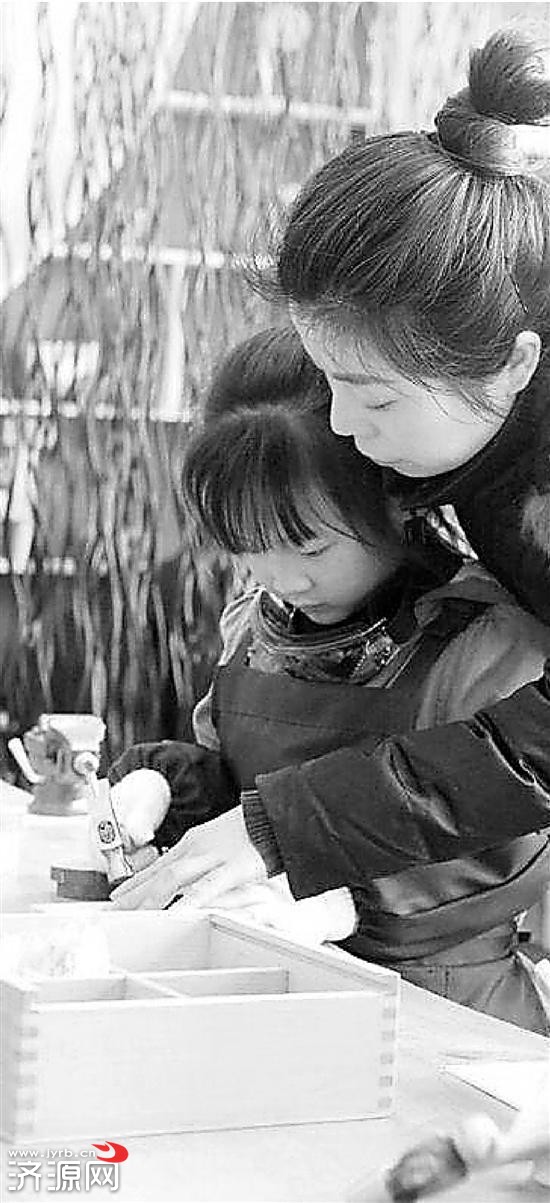 幼儿园女老师自学全套木工技艺 给孩子开木工