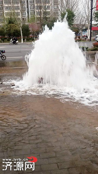 济源一悍马车撞断消防栓逃逸 水柱喷涌达1米多