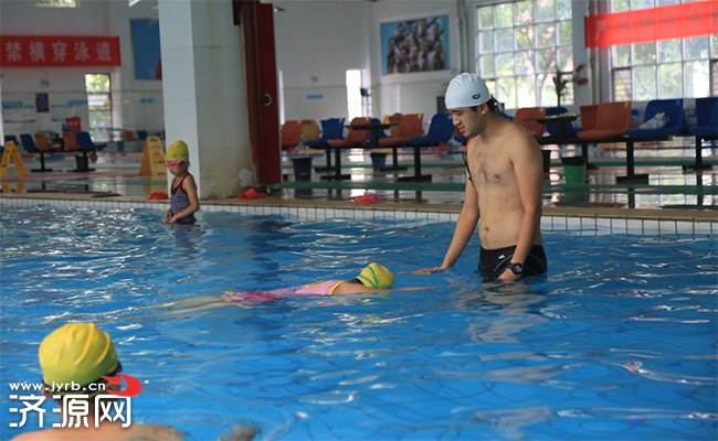 暑期青少年游泳班火热 教练:学游泳要根据自
