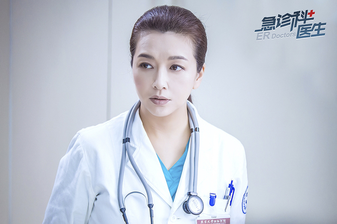 江珊《急诊科医生》热播 获封"耿直小姐姐"