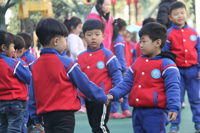 天坛路幼儿园开展 问候传真情 为主题的升国旗