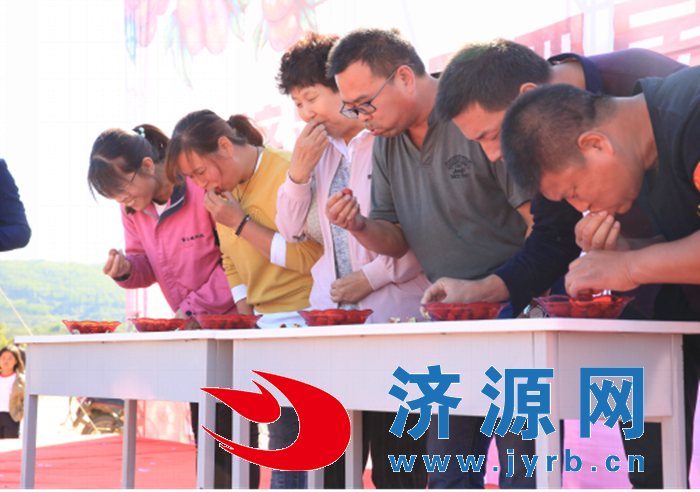 红果喜庆挂枝头 下冶韩彦闹丰收