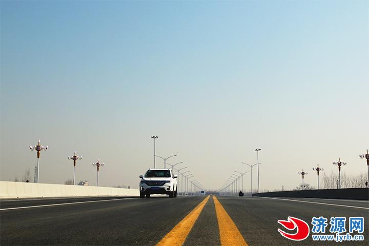 什么是双向六车道 851e58d3-c8dc-41e2-bfdd-47f6c832eb04_batchwm.jpg