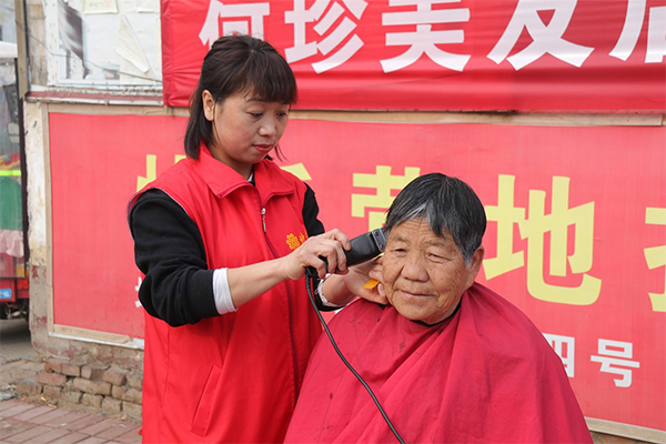 义务剪发 昨日上午9点半,北海街道花园社区文化大院充满了欢声笑语。原来,这里正在举行向雷锋同志学习纪念活动文艺演出。 济源晨报记者了解到,参加此次文艺演出的是花园社区老年志愿者服务队的志愿者,平均年龄在70岁以上。据悉,他们已多次参与志愿服务活动,经常到公园、广场等地捡拾垃圾、进行文明劝导,还到偏远山区开展文化扶贫。当天的演出格外精彩,包括戏曲、歌舞、小品等近20个节目。 活动现场,除了文艺演出,还有市人民医院的医务人员现场为群众量血压、测血糖,宣传国家基本公共卫生服务项目、发放健康知识手册。家住东高庄