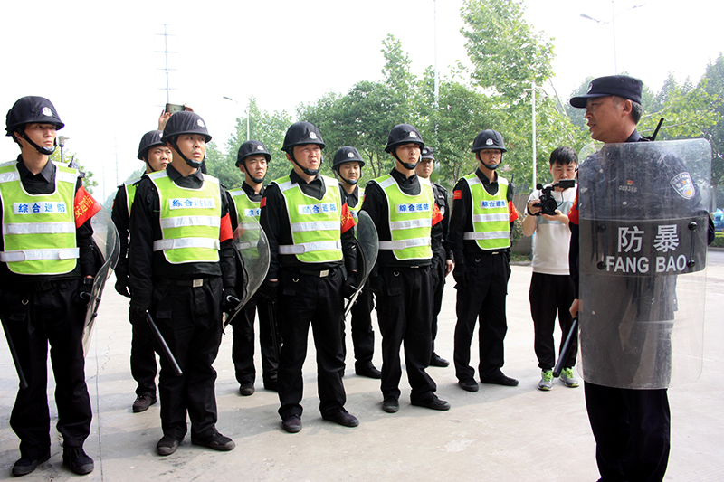 济源特警走进富士康进行反恐演练