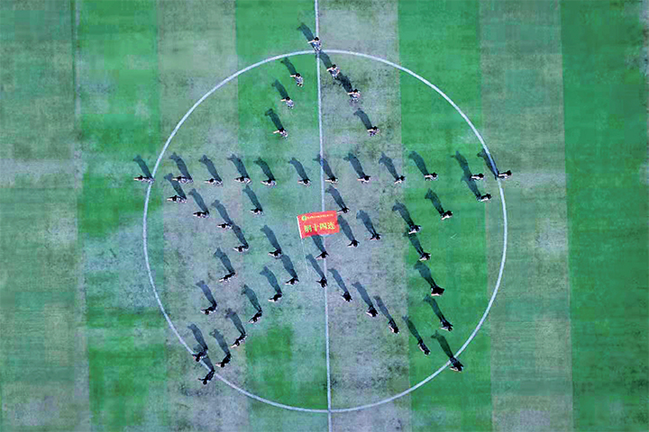 9月3日,大学生摆成五角星图案.