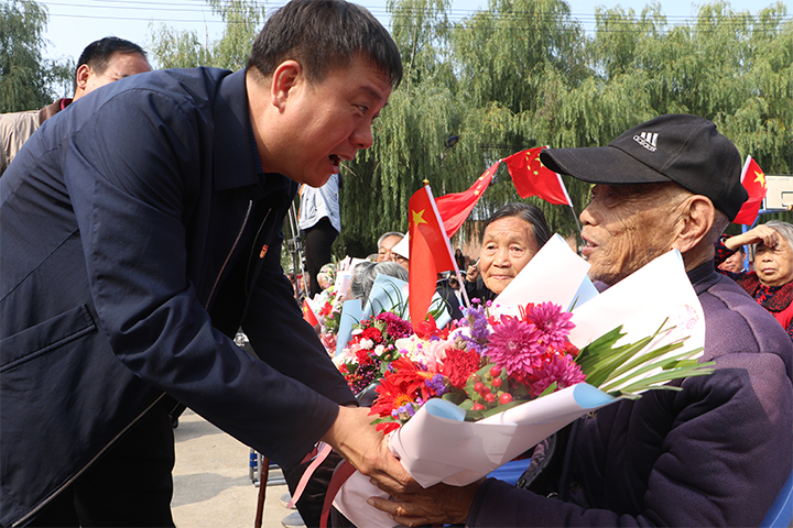 承留镇党委书记陈明亮为高龄老人送花