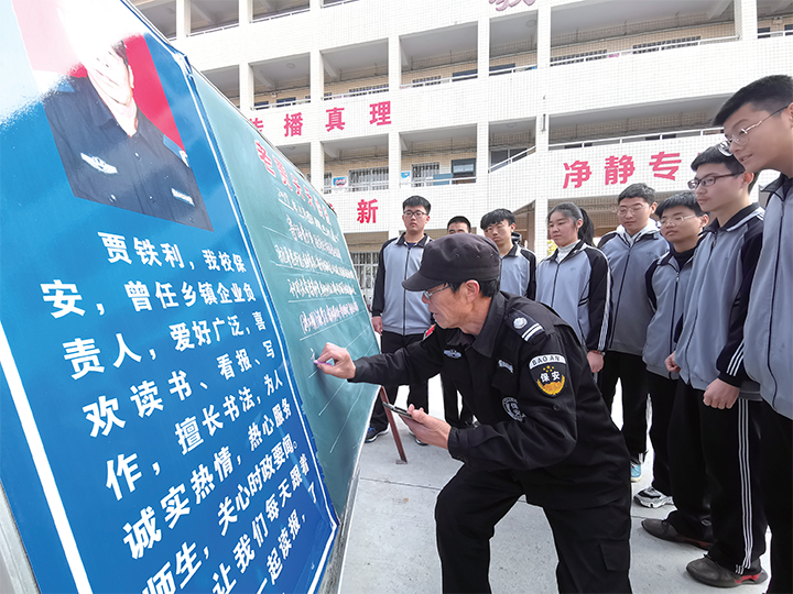 济源四中保安太有才，“印刷体”粉笔字引领校园文化潮流