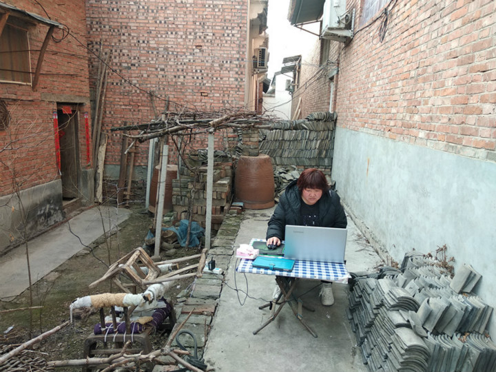 论坛热点沸腾了，真暖心！修武女教师“蹭网”上课引发爱心潮