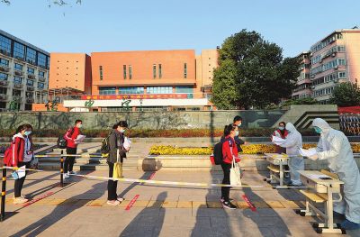 各地学校实行错峰入校、拆分班级，建议学生调适心理