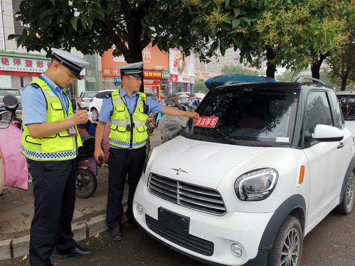 济源交警支队集中整治乱停放行动，无牌电轿违停也要罚