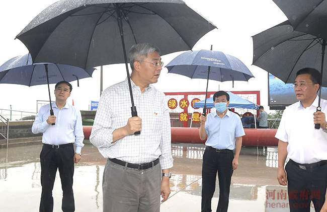 尹弘冒雨调研宿鸭湖水库清淤扩容工程和防汛工作