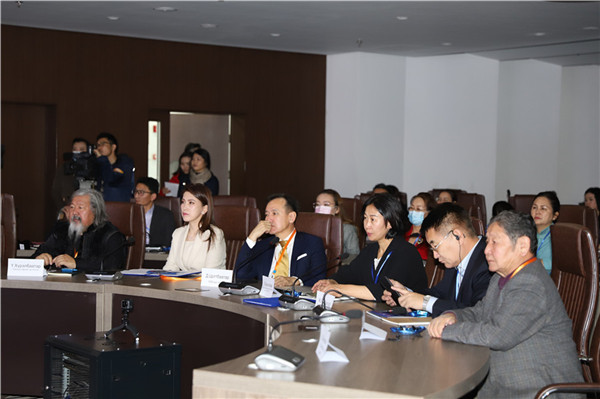 10月22日，第11届中蒙新闻论坛乌兰巴托会场与会人员观看《命运与共 风雨同舟》中蒙合作抗疫纪录片。