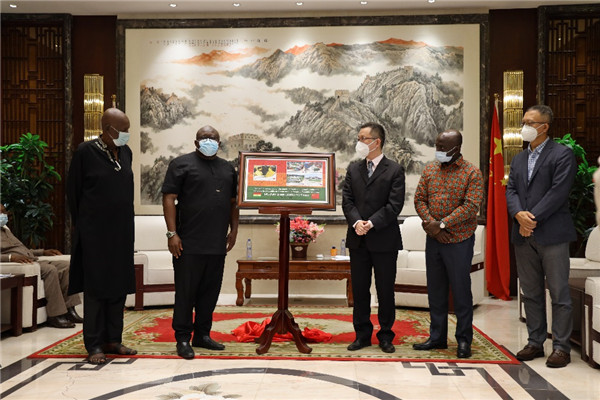 中加建交60周年纪念邮票首发仪式（驻加纳使馆供图）