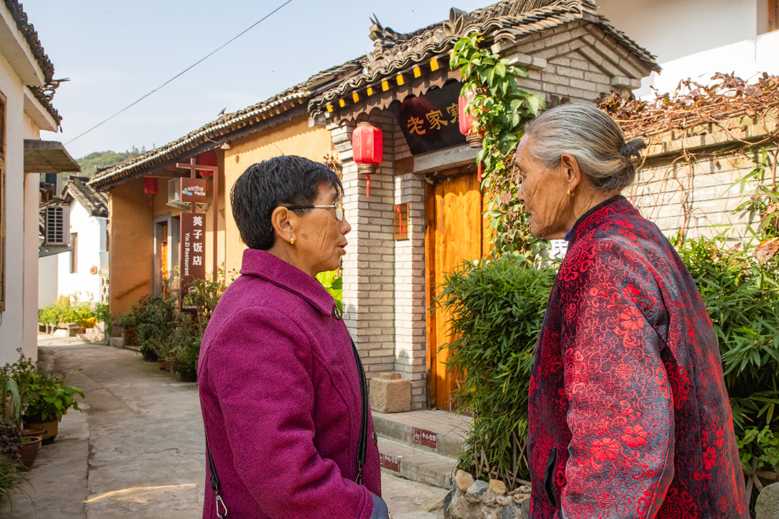 中国乡村旅游新杀出一匹“黑马”，人们都往这跑，深秋旅游真火爆