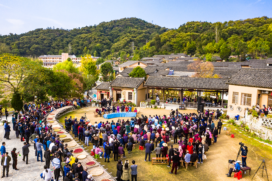 中国乡村旅游新杀出一匹“黑马”，人们都往这跑，深秋旅游真火爆