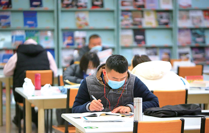12月8日,市民在图书馆读书学习.