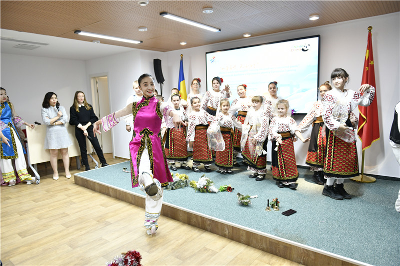 图为身着两国民族服饰的演员进行互动表演。 布加勒斯特中国文化中心供图。