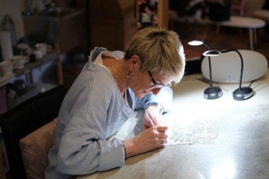 2月19日，瑞士剪纸艺术家科琳娜·卡恩施泰特在位于瑞士代堡的工作室里创作。新华社记者陈斌杰摄