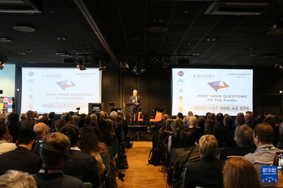 2月21日，在挪威芬马克郡南瓦朗格尔市希尔克内斯，挪威首相斯特勒在希尔克内斯大会上发言。新华社记者 张玉亮 摄