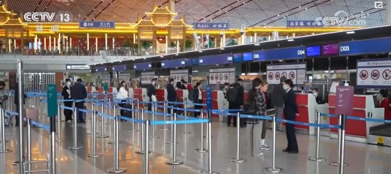 在首都机场，随着国际直航航班的增加，旅客出行也更加便捷。