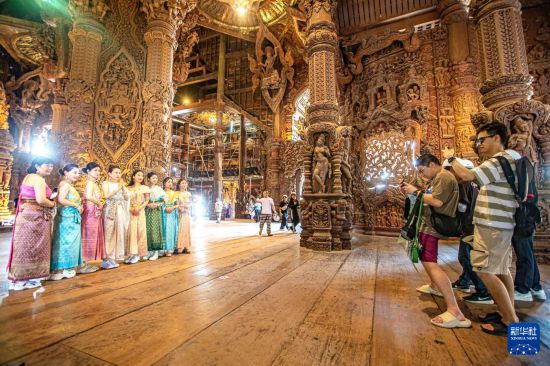 3月29日，游客在泰国芭堤雅真理圣殿拍照。新华社记者 王腾 摄