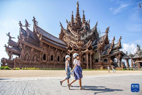 3月29日，游客在泰国芭堤雅真理圣殿游览。新华社记者 王腾 摄