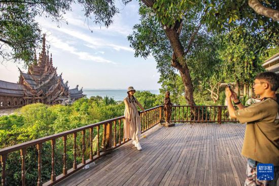 3月29日，游客在泰国芭堤雅真理圣殿拍照。新华社记者 王腾 摄